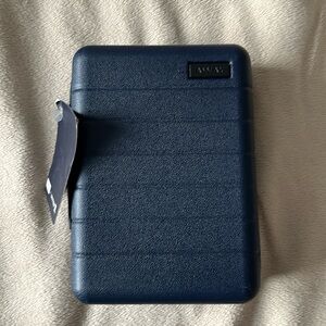 AWAY mini - toilet case with accessories inside